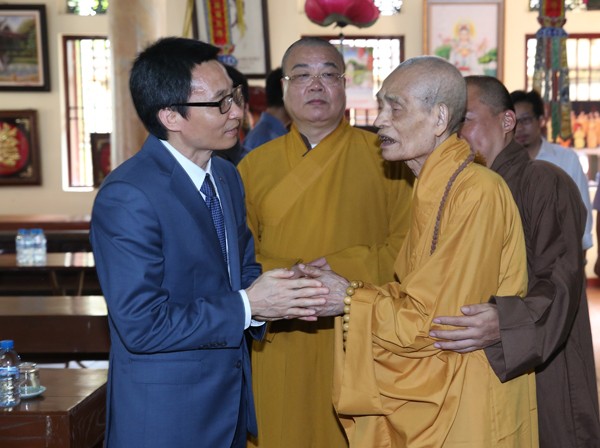 Phó Thủ tướng Vũ Đức Đam thăm Hòa thượng Thích Phổ Tuệ nhân lễ Phật đản   - ảnh 1